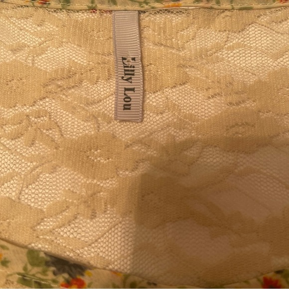 Lilly Lou Floral Designed Top Size Large - Picture 7 of 8